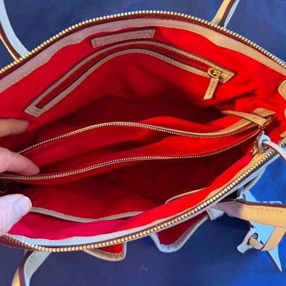 Dooney & Bourke Cream leather Shoulder Bag with Red interior - Picture 8 of 16